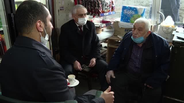 Beyoğlu'nun 70 yıllık bakkalı Kovid-19 nedeniyle ara verdiği mesleğine ve müşterilerine yeniden kavuştu