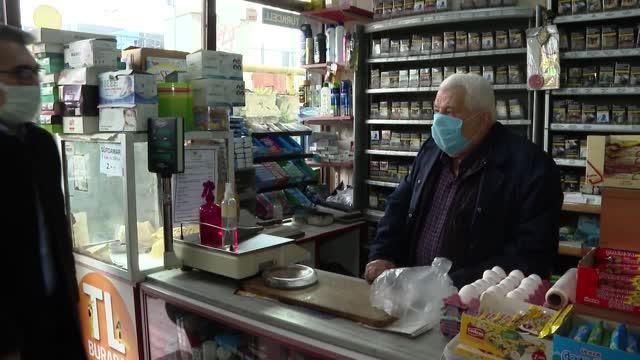 Beyoğlu'nun 70 yıllık bakkalı Kovid-19 nedeniyle ara verdiği mesleğine ve müşterilerine yeniden kavuştu