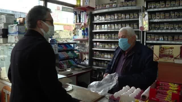 Beyoğlu'nun 70 yıllık bakkalı Kovid-19 nedeniyle ara verdiği mesleğine ve müşterilerine yeniden kavuştu