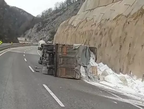 Bursa'da bor yüklü TIR devrildi Bursa'da bor yüklü TIR devrildi