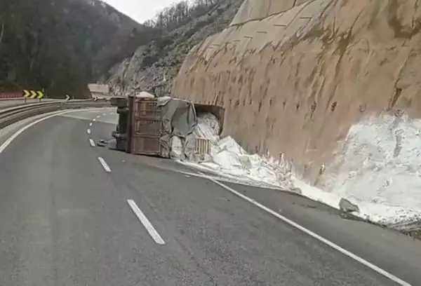 Bursa'da bor yüklü TIR devrildi Bursa'da bor yüklü TIR devrildi