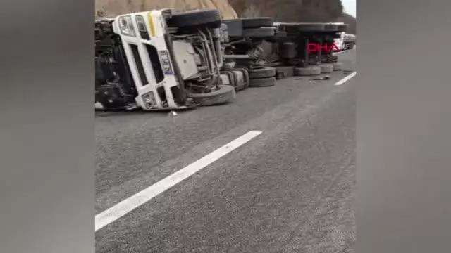 Bursa'da bor yüklü TIR devrildi Bursa'da bor yüklü TIR devrildi