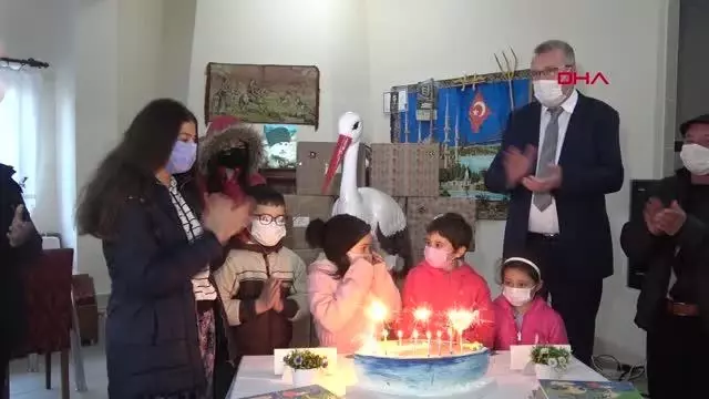 BURSA Yaren Leylek'in 10'uncu gelişi pastayla kutlandı BURSA Yaren Leylek'in 10'uncu gelişi pastayla kutlandı