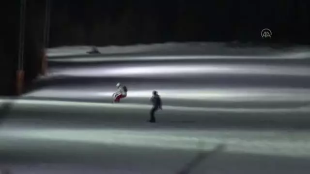 Cıbıltepe Kayak Merkezi'nde gece kayağı turistleri büyülüyor Cıbıltepe Kayak Merkezi'nde gece kayağı turistleri büyülüyor