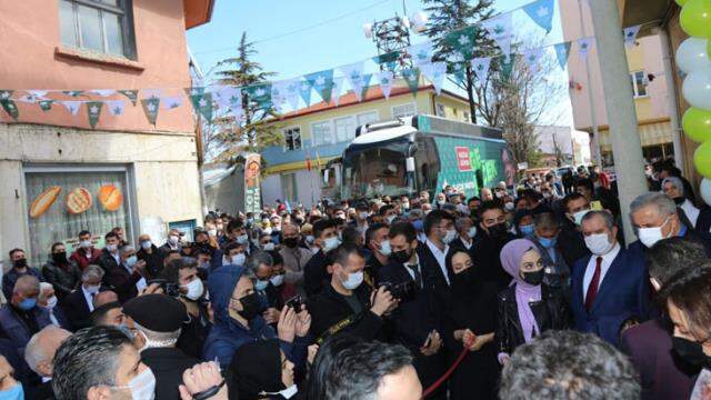 Davutoğlu'ndan AK Parti'nin kalesinde miting gibi esnaf ziyareti