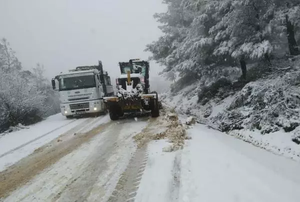 Demirci'de ulaşıma kar engeli Demirci'de ulaşıma kar engeli