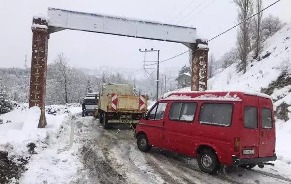 Demirci'de ulaşıma kar engeli Demirci'de ulaşıma kar engeli