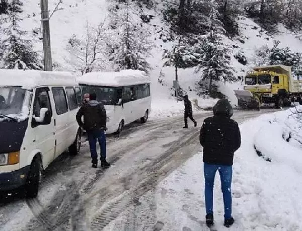 Demirci'de ulaşıma kar engeli Demirci'de ulaşıma kar engeli