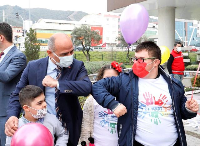 down sendromlular icin gokyuzune renkli balon 2 14006644 o