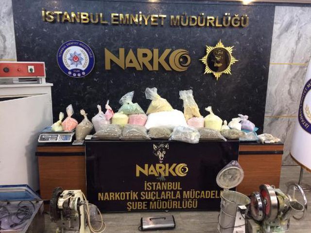 Son dakika haberi | (Ek bilgi ve görüntülerle) Başakşehir'de ayakkabı imalathanesine uyuşturucu baskını kamerada: 4 gözaltı