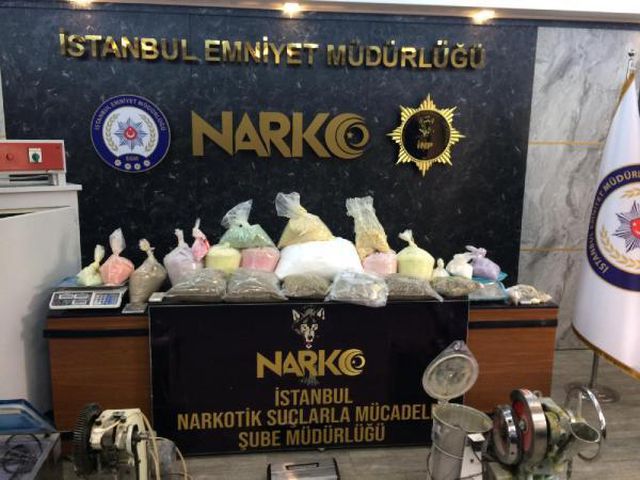 Son dakika haberi | (Ek bilgi ve görüntülerle) Başakşehir'de ayakkabı imalathanesine uyuşturucu baskını kamerada: 4 gözaltı