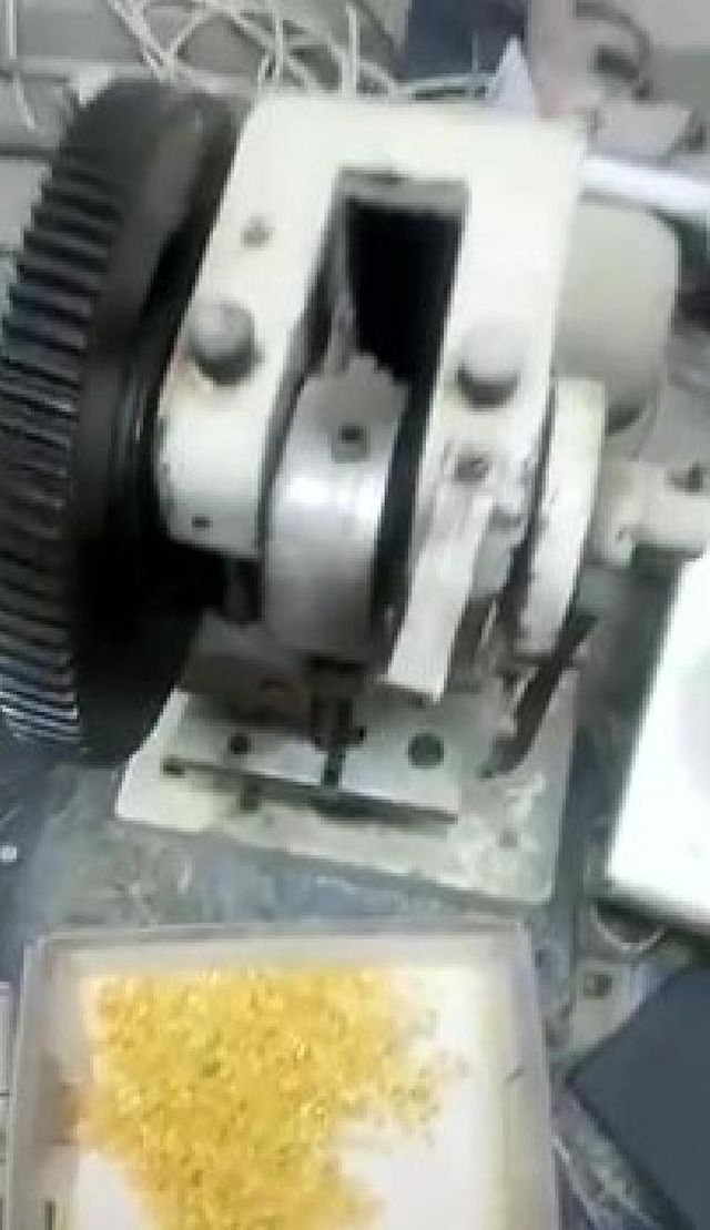 Son dakika haberi | (Ek bilgi ve görüntülerle) Başakşehir'de ayakkabı imalathanesine uyuşturucu baskını kamerada: 4 gözaltı