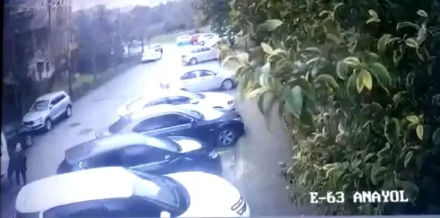 İstanbul'da sitede dehşet anları: Yaşlı kadın 10 metre sürüklendi İstanbul'da sitede dehşet anları: Yaşlı kadın 10 metre sürüklendi