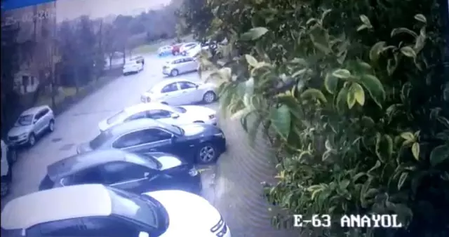 İstanbul'da sitede dehşet anları: Yaşlı kadın 10 metre sürüklendi İstanbul'da sitede dehşet anları: Yaşlı kadın 10 metre sürüklendi