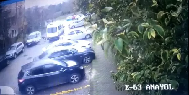 İstanbul'da sitede dehşet anları: Yaşlı kadın 10 metre sürüklendi İstanbul'da sitede dehşet anları: Yaşlı kadın 10 metre sürüklendi