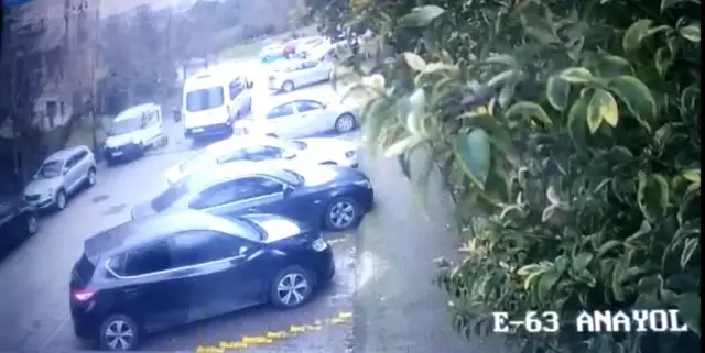 İstanbul'da sitede dehşet anları: Yaşlı kadın 10 metre sürüklendi İstanbul'da sitede dehşet anları: Yaşlı kadın 10 metre sürüklendi