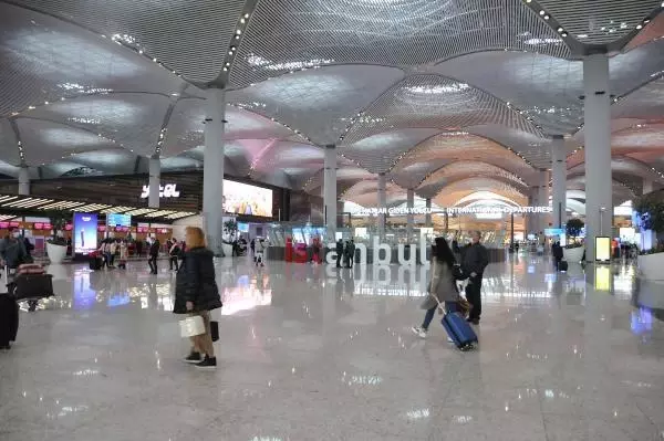 İSTANBUL HAVALİMANI, PANDEMİ DÖNEMİNİN EN YOĞUN GÜNÜNÜ YAŞADI İSTANBUL HAVALİMANI, PANDEMİ DÖNEMİNİN EN YOĞUN GÜNÜNÜ YAŞADI