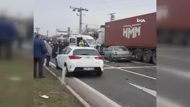 İstanbul-Tekirdağ yolunda kırmızı ışıkta zincirleme kaza İstanbul-Tekirdağ yolunda kırmızı ışıkta zincirleme kaza