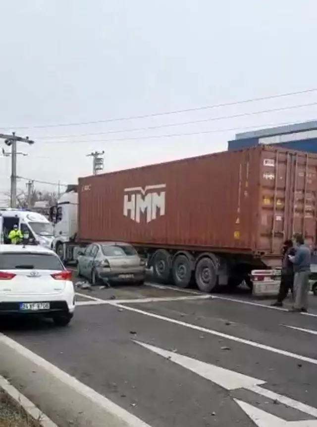İstanbul-Tekirdağ yolunda kırmızı ışıkta zincirleme kaza İstanbul-Tekirdağ yolunda kırmızı ışıkta zincirleme kaza