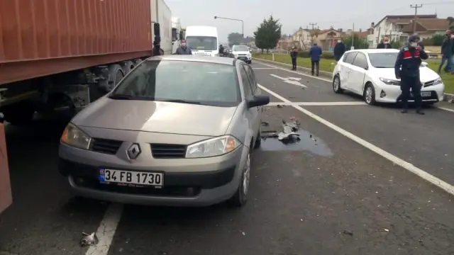 İstanbul-Tekirdağ yolunda kırmızı ışıkta zincirleme kaza İstanbul-Tekirdağ yolunda kırmızı ışıkta zincirleme kaza