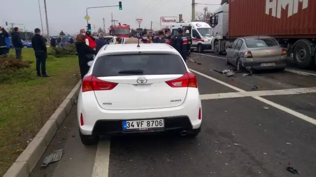 İstanbul-Tekirdağ yolunda kırmızı ışıkta zincirleme kaza İstanbul-Tekirdağ yolunda kırmızı ışıkta zincirleme kaza