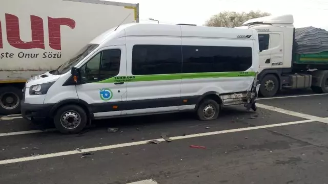 İstanbul-Tekirdağ yolunda kırmızı ışıkta zincirleme kaza İstanbul-Tekirdağ yolunda kırmızı ışıkta zincirleme kaza