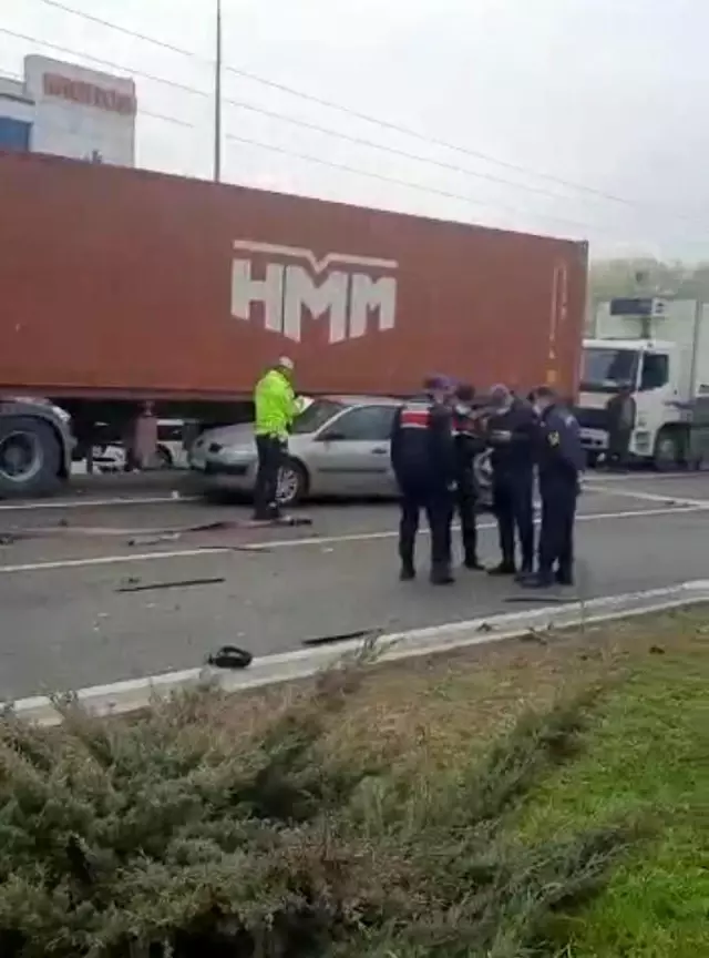 İstanbul-Tekirdağ yolunda kırmızı ışıkta zincirleme kaza İstanbul-Tekirdağ yolunda kırmızı ışıkta zincirleme kaza