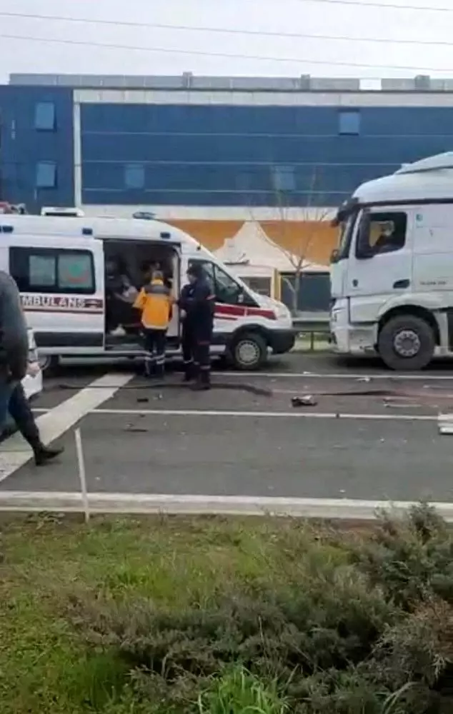 İstanbul-Tekirdağ yolunda kırmızı ışıkta zincirleme kaza İstanbul-Tekirdağ yolunda kırmızı ışıkta zincirleme kaza
