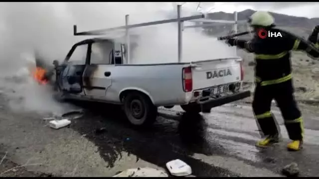 Kamyonet alev alev yandı