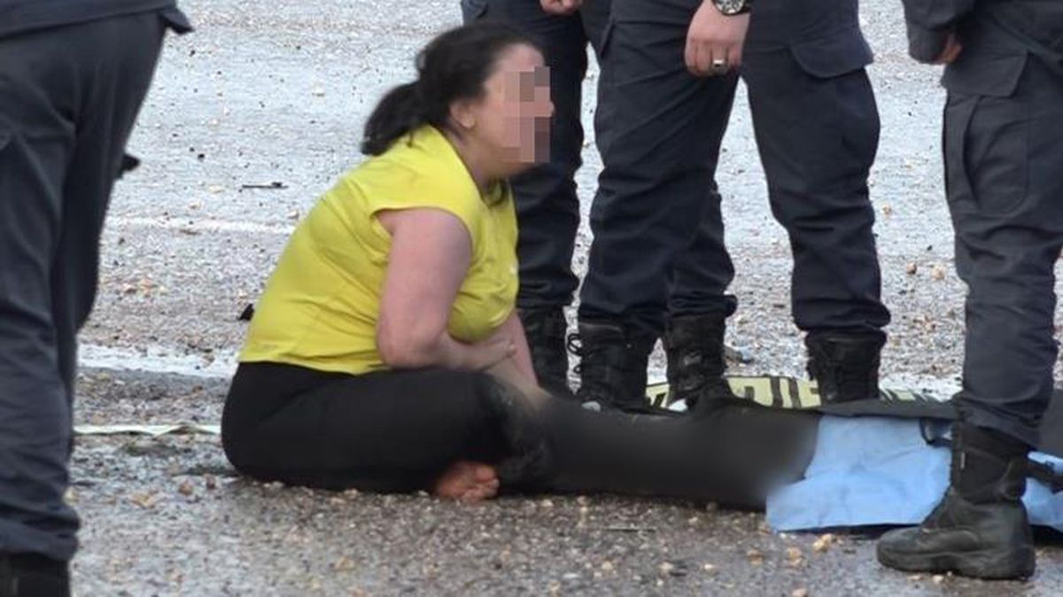 Kazada ölen kocasının ayaklarına sarılıp bırakmak istemedi