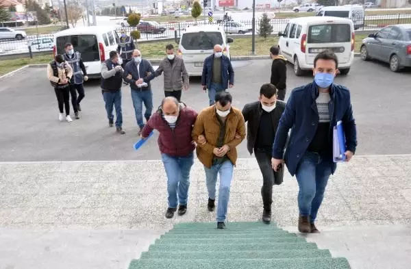 KARAMAN Kurayla ev sahibi olanları dolandıran 3 şüpheli, adli kontrolle serbest KARAMAN Kurayla ev sahibi olanları dolandıran 3 şüpheli, adli kontrolle serbest