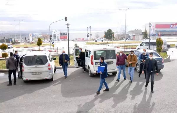 KARAMAN Kurayla ev sahibi olanları dolandıran 3 şüpheli, adli kontrolle serbest KARAMAN Kurayla ev sahibi olanları dolandıran 3 şüpheli, adli kontrolle serbest