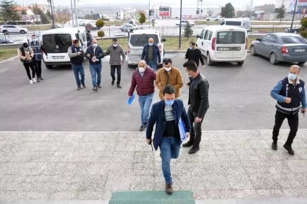 KARAMAN Kurayla ev sahibi olanları dolandıran 3 şüpheli, adli kontrolle serbest KARAMAN Kurayla ev sahibi olanları dolandıran 3 şüpheli, adli kontrolle serbest