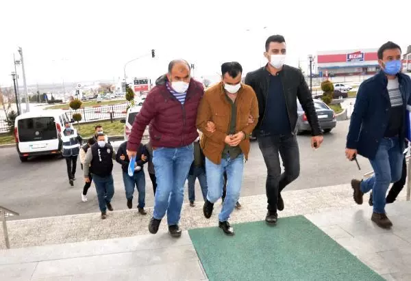 KARAMAN Kurayla ev sahibi olanları dolandıran 3 şüpheli, adli kontrolle serbest KARAMAN Kurayla ev sahibi olanları dolandıran 3 şüpheli, adli kontrolle serbest