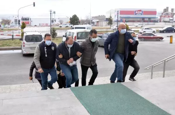 KARAMAN Kurayla ev sahibi olanları dolandıran 3 şüpheli, adli kontrolle serbest KARAMAN Kurayla ev sahibi olanları dolandıran 3 şüpheli, adli kontrolle serbest