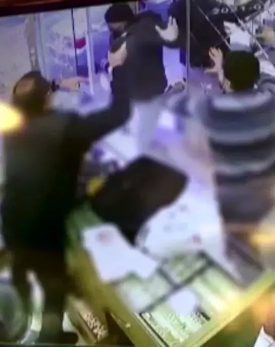 Kuyumcuda soygun girişimi kamerada