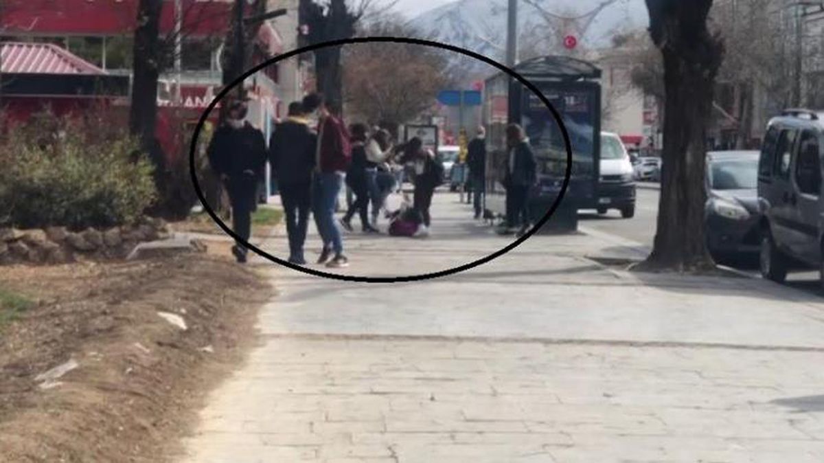 Liseli kızlar sokak ortasında birbirlerine girdi! O anlar cep telefonu kamerasında