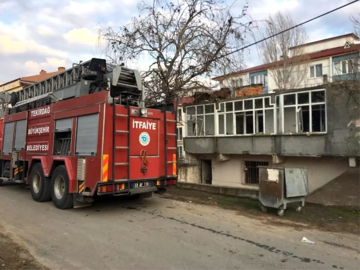 Metruk binada yangın çıktı