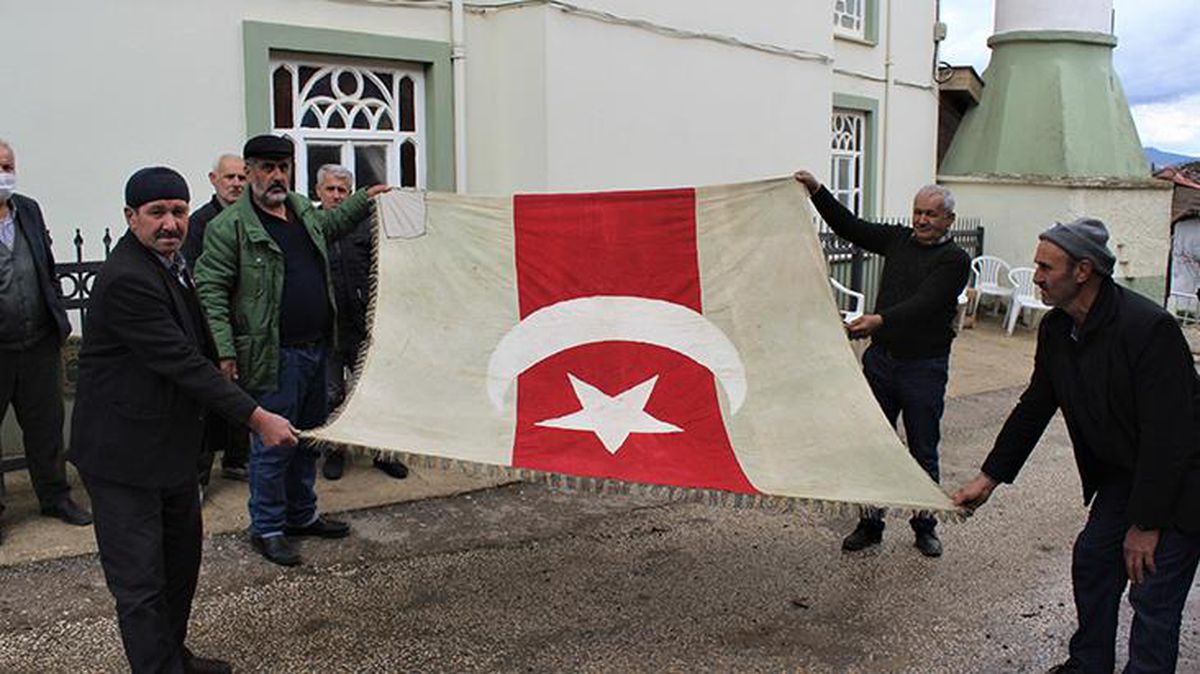Osmanlı'dan kalma 300 yıllık bayrağa gözleri gibi bakıyorlar