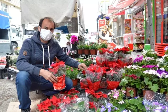 Pandemide semt pazarındaki çiçekçilerin sayısı arttı, fiyatlar ise düştü Pandemide semt pazarındaki çiçekçilerin sayısı arttı, fiyatlar ise düştü