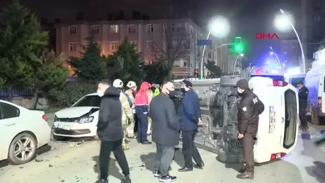 PARK HALİNDEKİ OTOMOBİLE ÇARPAN HAFİF TİCARİ ARAÇ DEVRİLDİ PARK HALİNDEKİ OTOMOBİLE ÇARPAN HAFİF TİCARİ ARAÇ DEVRİLDİ