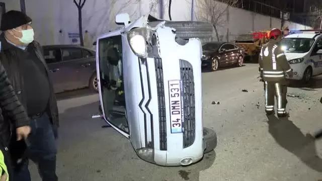 PARK HALİNDEKİ OTOMOBİLE ÇARPAN HAFİF TİCARİ ARAÇ DEVRİLDİ PARK HALİNDEKİ OTOMOBİLE ÇARPAN HAFİF TİCARİ ARAÇ DEVRİLDİ