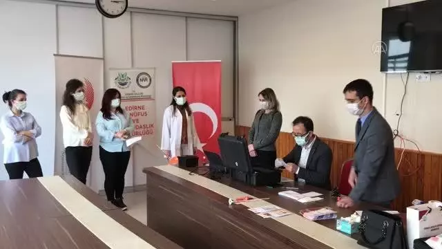 Sağlık çalışanlarının Türkiye Cumhuriyeti kimlik kartları 'vefa örneği' sergilenerek yenilendi Sağlık çalışanlarının Türkiye Cumhuriyeti kimlik kartları 'vefa örneği' sergilenerek yenilendi