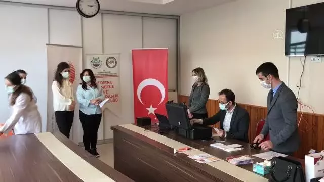 Sağlık çalışanlarının Türkiye Cumhuriyeti kimlik kartları 'vefa örneği' sergilenerek yenilendi Sağlık çalışanlarının Türkiye Cumhuriyeti kimlik kartları 'vefa örneği' sergilenerek yenilendi