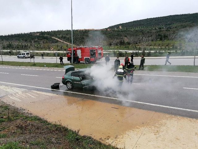seyir halindeki otomobil alev alev yandi 4 14006030 o