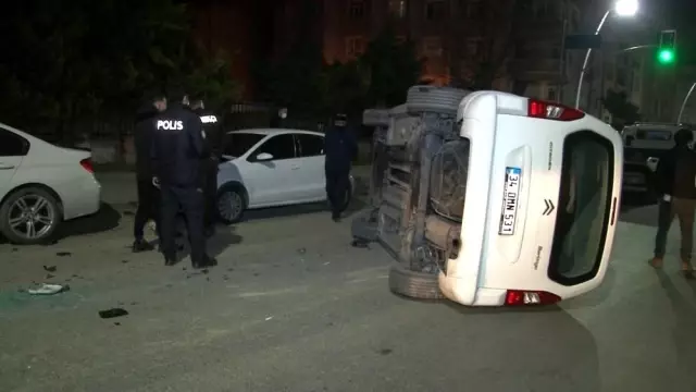 Sultangazi'de kontrolden çıkan ticari araç, otomobillere çarparak yan yattı Sultangazi'de kontrolden çıkan ticari araç, otomobillere çarparak yan yattı