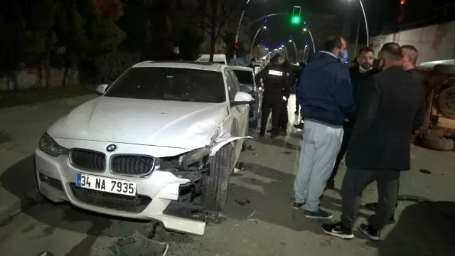 Sultangazi'de kontrolden çıkan ticari araç, otomobillere çarparak yan yattı Sultangazi'de kontrolden çıkan ticari araç, otomobillere çarparak yan yattı