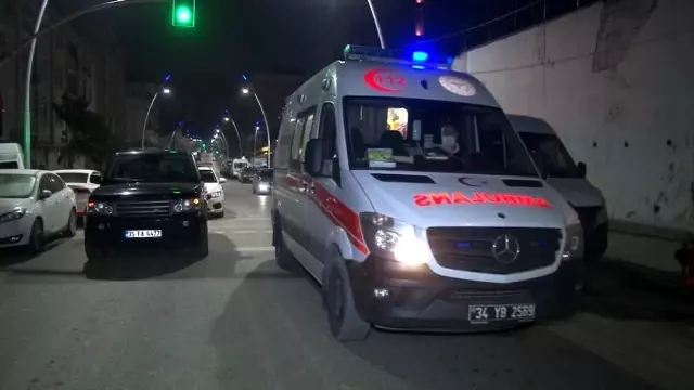 Sultangazi'de kontrolden çıkan ticari araç, otomobillere çarparak yan yattı Sultangazi'de kontrolden çıkan ticari araç, otomobillere çarparak yan yattı