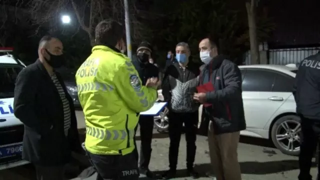 Sultangazi'de kontrolden çıkan ticari araç, otomobillere çarparak yan yattı Sultangazi'de kontrolden çıkan ticari araç, otomobillere çarparak yan yattı