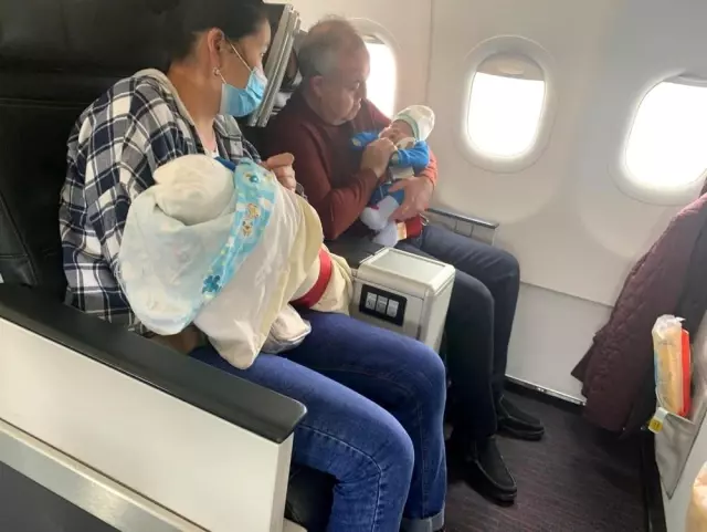 Uçakta kalp krizi geçiren bebek yolcunun hayatını AK Parti milletvekili kurtardı